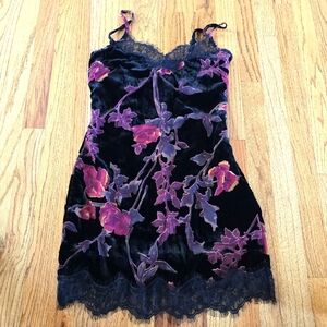 NWT Monae Y2K Velvet Burnout Floral Babydoll Lace Trim Slip Dress. Size Small
